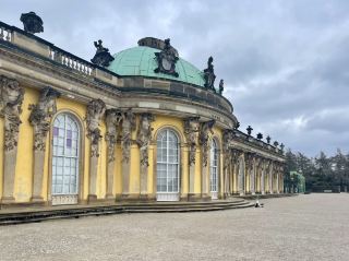 Дворец Сан-Суси (Sanssouci Schloss) находится в Потсдаме (земля Бранденбург, Германия), примерно в 3 от Берлина.