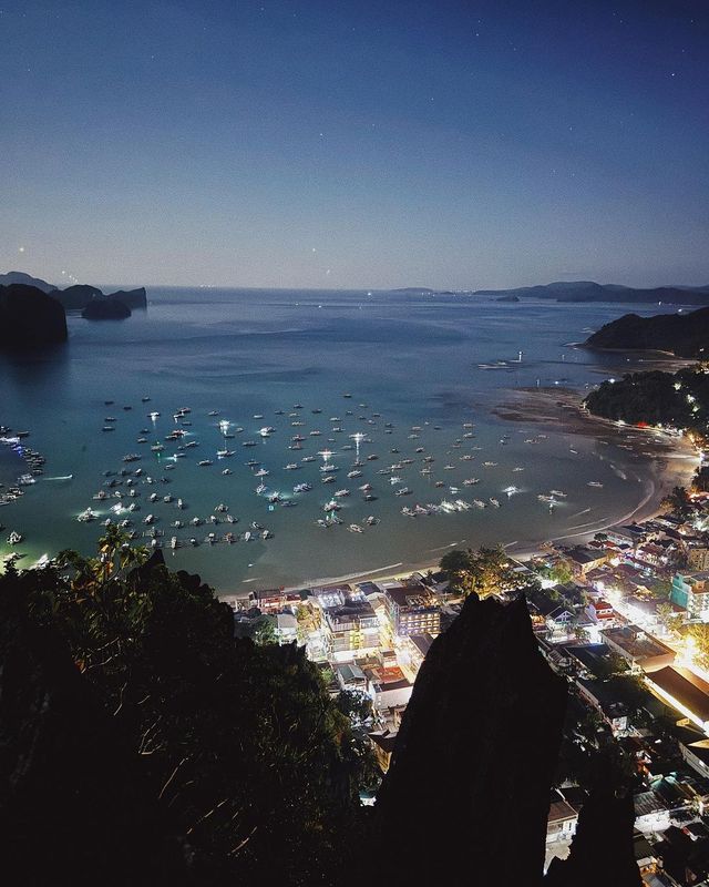 Forgot the snooze button; wake up to the adrenaline rush of Taraw Cliff in El Nido! Spoiler alert: The views up there are worth the early rise. 🌄