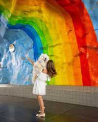 😍🇸🇪 Have you ever seen such vibrant metro stations before? Share your favorite city for unique urban art experiences! 🌍✨