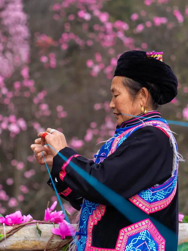 A romantic date with the magnolia flowers in the springtime around Chengdu
