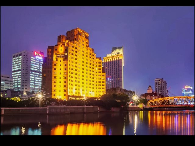 珠水銀波拍岸，閃耀虹橋高遠