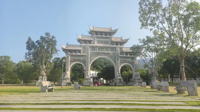 Dongshan Temple — A renowned Lingnan temple that carries on the 'Dongshan School' of Chinese Zen Buddhism