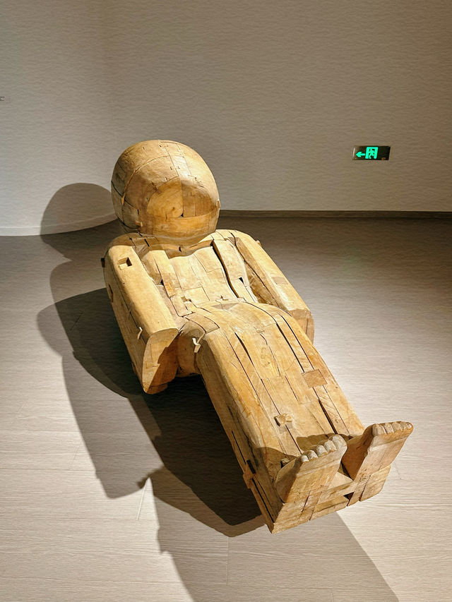 還有人不知道嗎？靜安蘋果店門口有個超棒的展