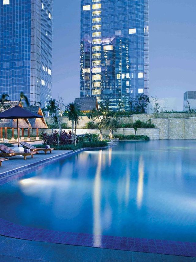 🌟 Jakarta's Luxe Life: Ritz-Carlton's Opulence Unveiled 🌟