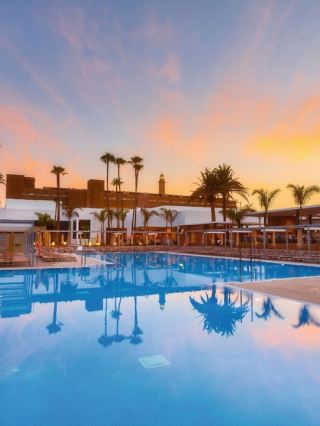 🌴 Canary Islands Oasis: Stay in Style at Hotel Riu 🏖️