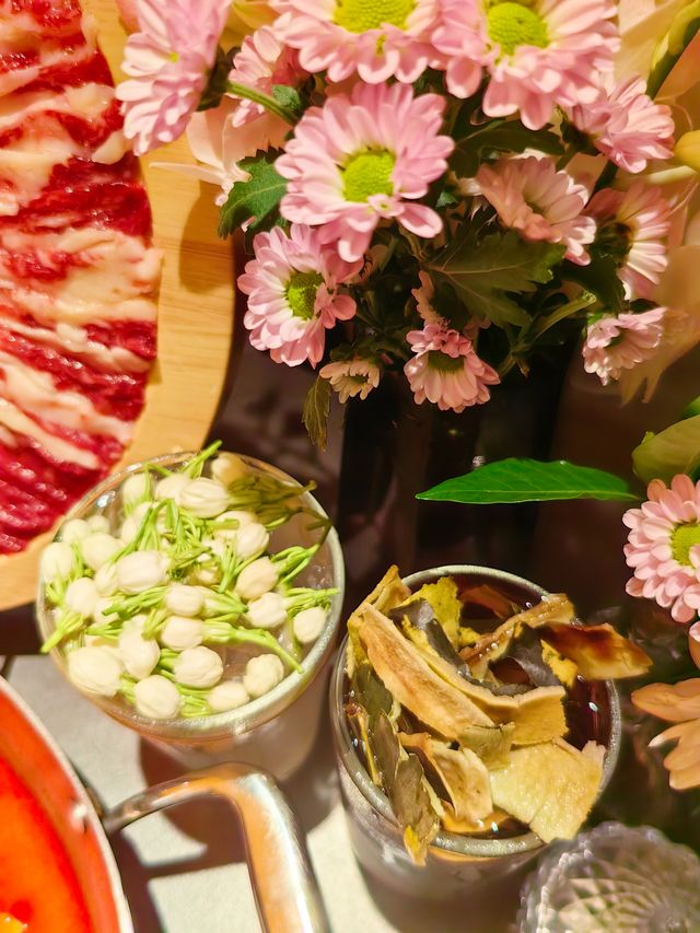 當天鮮牛肉,在這家被鮮花環繞的餐廳。