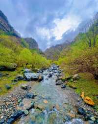 陡峭山壁中的察汗河。
