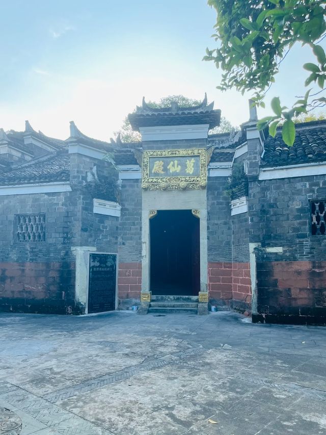 信江書院是信江畔遇到的第二座古代書院，始建於清康熙年間，院落保存完整，是上饒市區最值得一遊的古蹟。