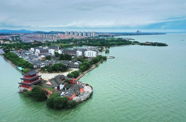 巢湖之畔，金光中的海上仙島探秘。