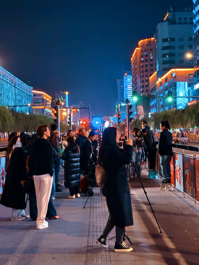 夜景下的延吉·延吉大學網紅牆。