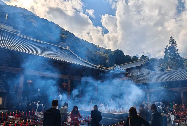 一座因為靈驗而聲名大噪的寺廟靈山寺。