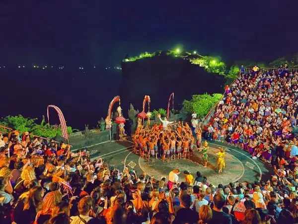 ประสบการณ์การชมการแสดงระบำเกอจักและวัดอูลูวาตูในบาหลี