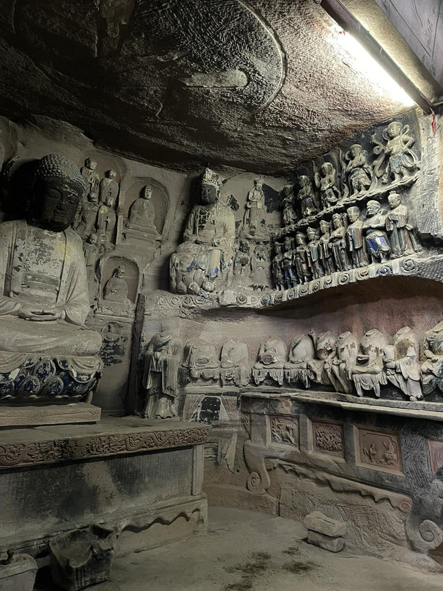 石刻藝術巔峰：華嚴洞的神秘之旅！