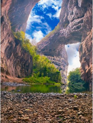 Shuanghong Cave is located in Xiajiang, Shangsi Town, Dushan County, Guizhou Province. 
