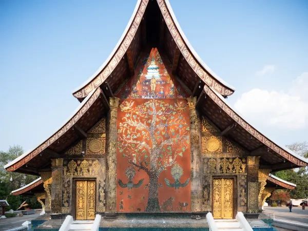 Visit Wat Xieng Thong after 4 PM for a Unique Experience!