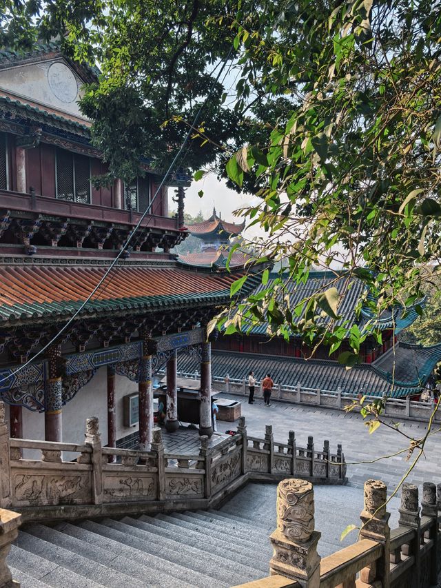 比起雞足山，我更喜歡這常年香火旺盛