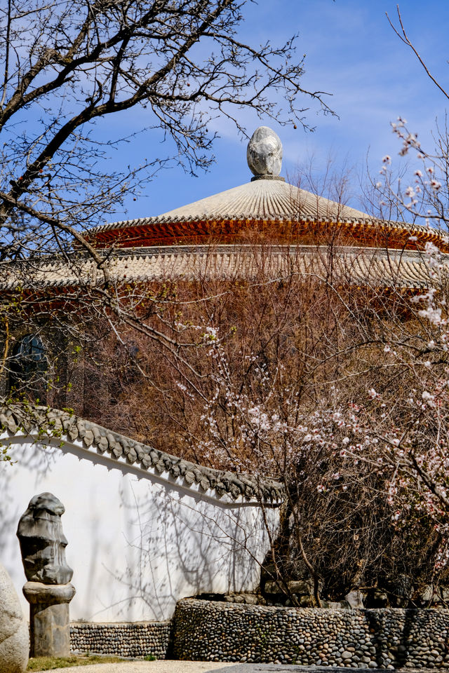 天下黃河貴德清，黃河喺呢度宛如藍色嘅綢緞