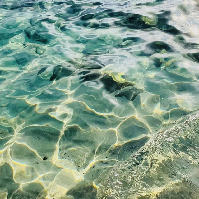 🌊西貢半月灣｜傳說中嘅玻璃果凍海！瞓住嘆日光浴超Chill～