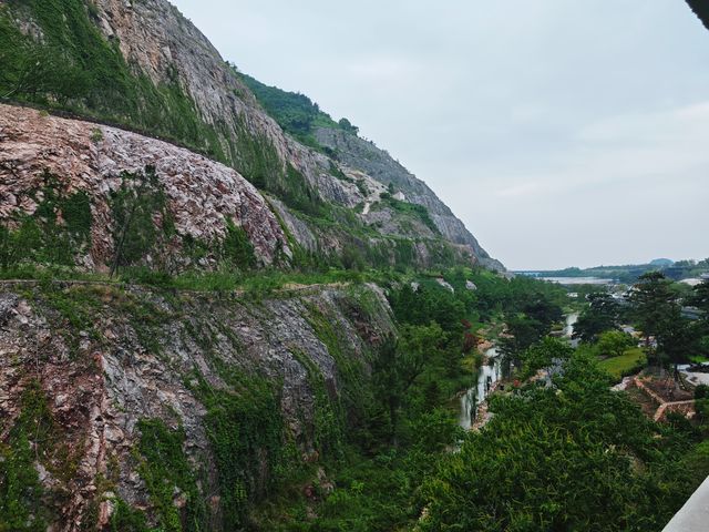 睡進懸崖礦谷，泡在雲端溫泉