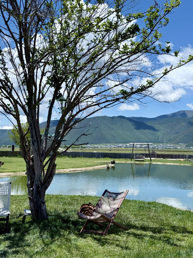 住進藏式風情畫！雪山經幡下的信仰之旅