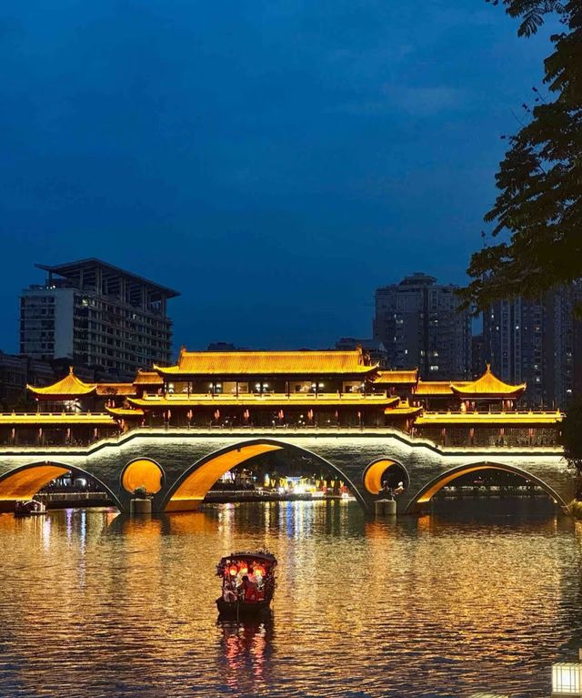 有人喺夜色下嘅九眼橋嗎？