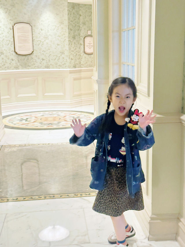 帶女兒去迪士尼吧！🏰 今次來港迪，依然選擇住園區酒店～上兩次在上海住過樂園酒店同玩具總動員酒店，今次揀咗香港迪士尼探索家酒店，體驗超讚！