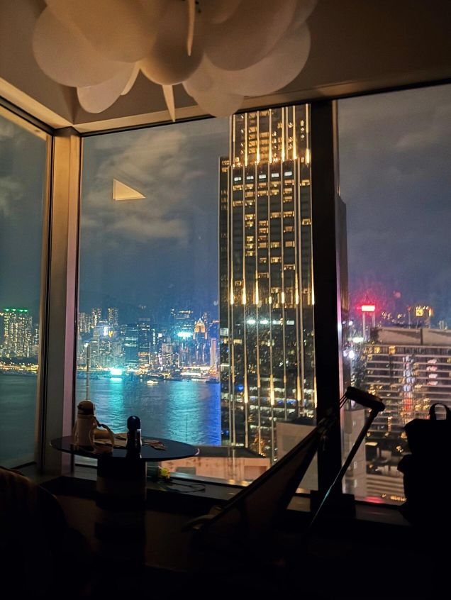 遛娃玩轉香港，今次最驚喜的竟然是夢卓恩酒店的海景！作為City游鼻祖，香港的酒店體驗真的好重要～帶娃揀酒店，地段、乾淨、海景缺一不可，最期待的就是躺係床上睇維港🌊 