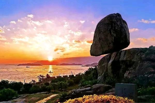 漳州是一座充滿閩南風情的城市，以下是一份簡短的旅遊攻略：   特色景點   - 福建土樓（南靖）景區