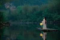 與頂奢為鄰，共飲一江水 在畫山雲野，我與頂奢酒店共享同一片山河 200米外，是像LV一樣存在的