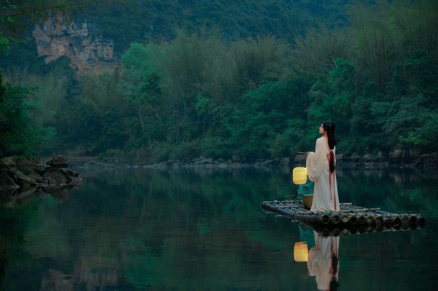 與頂奢為鄰，共飲一江水 在畫山雲野，我與頂奢酒店共享同一片山河 200米外，是像LV一樣存在的