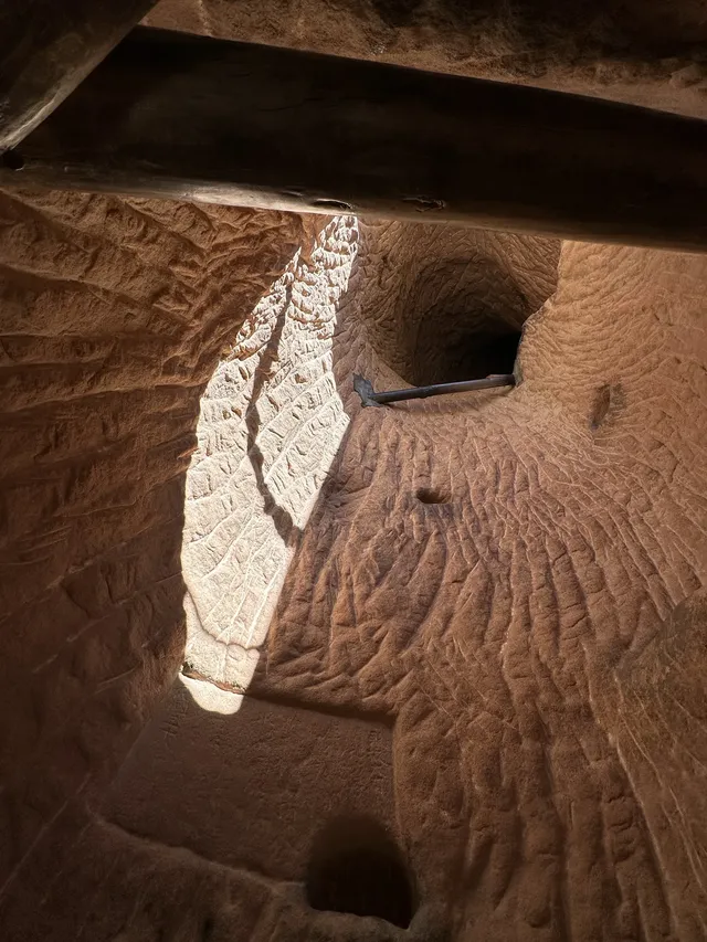 初冬的馬蹄寺，遠山微雪，不慌不忙爬樓去
