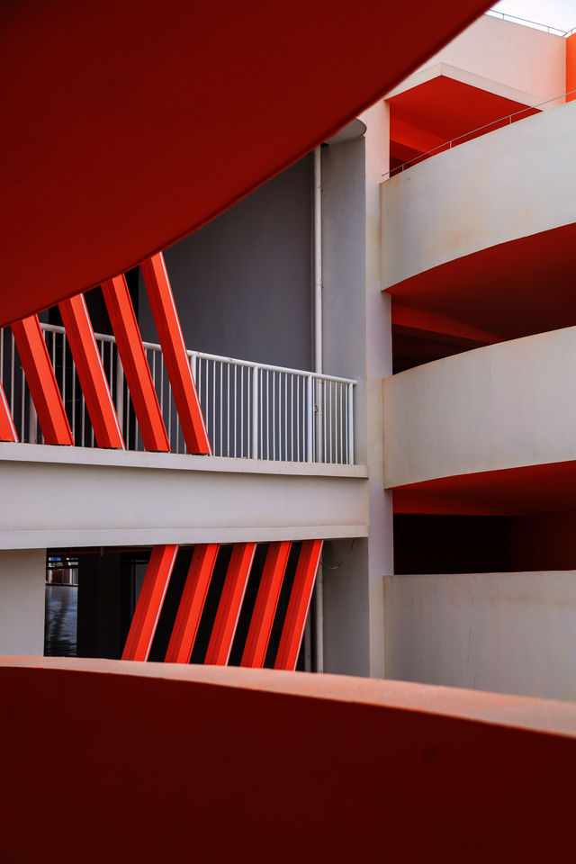 在未完成的建築裡,拍一部未來感大片 在未完成的建築裡,拍一部未來感大片