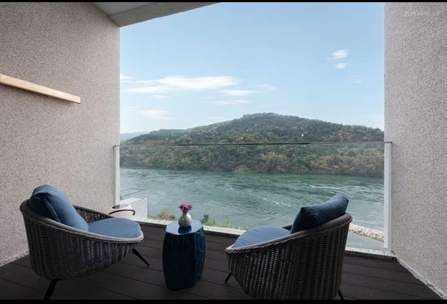 抱走這份版納江景酒店無邊泳池太絕了