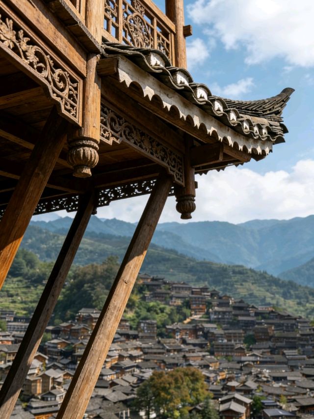 貴州黔東南：千戶苗寨的吊腳樓在梯田邊鋪成畫卷