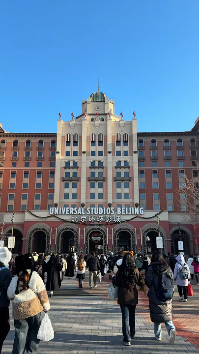 Did you know you can immerse yourself in the atmosphere of the legendary studios completely free? Yes, you read that right!
Right before the entrance to the paid area of the park, there's a beautiful urban promenade. It's the perfect place if:
· You're not ready to spend a full ticket.
· You don't like rides, but you love the atmosphere.
· You want to take iconic photos.
What awaits you at the "budget" version of Universal:
🌍 THE MAIN SYMBOL — the very same rotating Universal globe. Taking a photo with it is a must for any guest!
🛍️ An atmospheric promenade with stylish neon signs and movie music. Stroll and feel the spirit of Hollywood.
🍽️ The same branded shops and restaurants as inside the park! Minion souvenirs and magic wands — all available without an entrance ticket.
This is a great and honest alternative for strolling, shopping, and fully immersing yourself in the brand. You'll definitely feel the magic of the film studio without paying a single yuan for admission!
#beijing