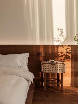 ในบ้านสีขาวหลังนี้ ซึ่งอยู่ห่างจากทะเลเพียง 50 เมตร คุณสามารถเช่าอาคารทั้งหลังและเพลิดเพลินกับวิถีชีวิตที่เรียบง่ายได้