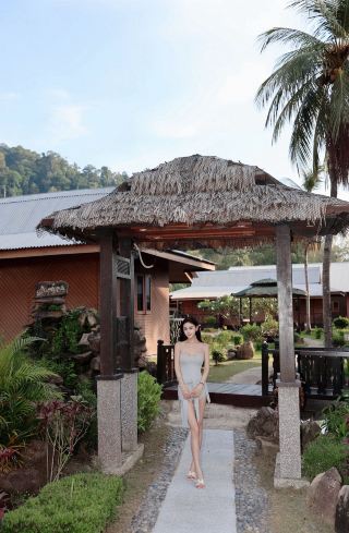 พักอยู่ในบาร์ออกซิเจนธรรมชาติบนเกาะติโอมาน ที่ล้อมรอบด้วยภูเขาด้านหนึ่งและทะเลอีกด้านหนึ่ง