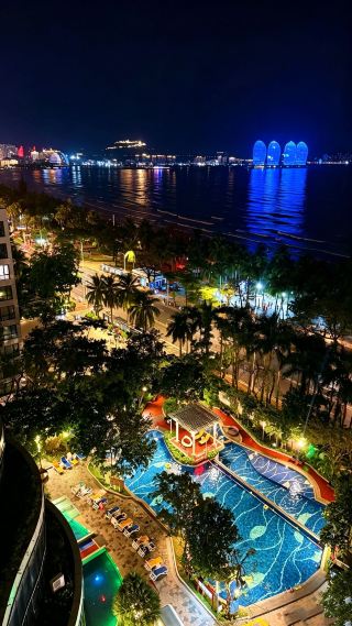 雲の上から眺める息を呑むようなオーシャンビュー｜三亜湾とその活気あふれる夜景を遮るものなく堪能できます。海棠湾や亜龍湾への移動の手間をかけずに、三亜でゆったりとした休暇を過ごしたい方にとって、三亜湾はまさに理想的な場所です。