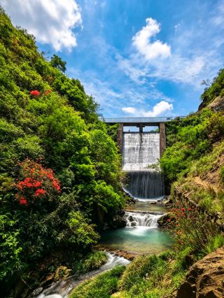 Free wild waterfalls around Changsha! The 100-meter waterfall in Xiangtan is incredibly therapeutic for hikers. [ThumbsUp]