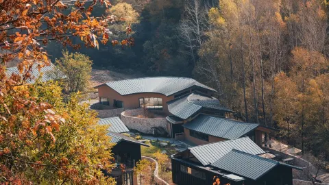 北京周辺の秋の景色は息を呑むほど美しい！プライベート温泉に浸かり、山で栗拾いをするのは、この上なく癒される体験です。 — traveler post in 承徳