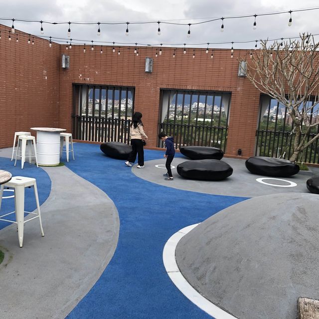 這間以泡泡為主題的現代風飯店坐落於住宅區街道旁，風格獨特，步行 12 分鐘可抵達積木博物館，距離宜蘭火車站 4 公里。雖然沒有泳池、健身房但有靜態的拍照設施