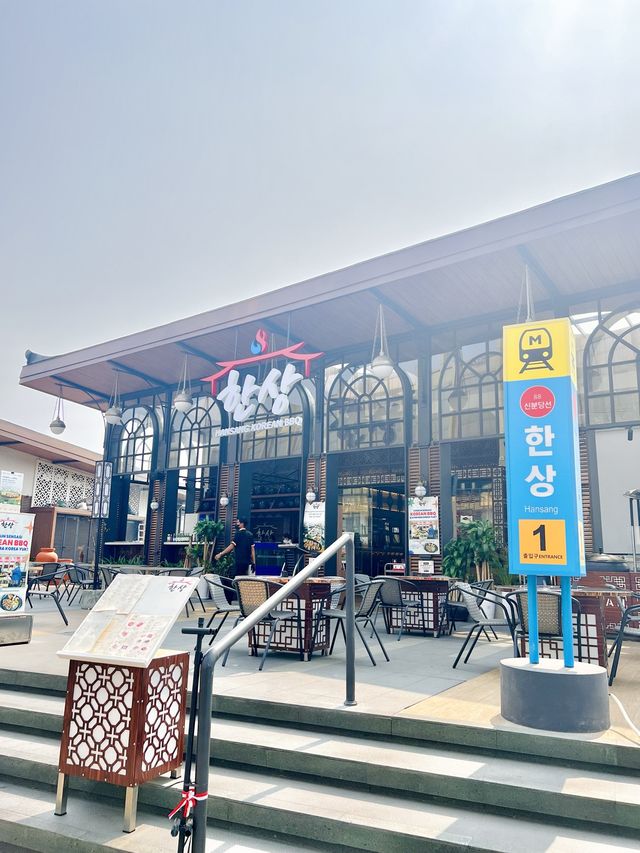 The 🌍’s First Over-Water Retail & Dining🛍️