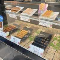 寺子屋本舗の華美（はなみ）団子1本300円