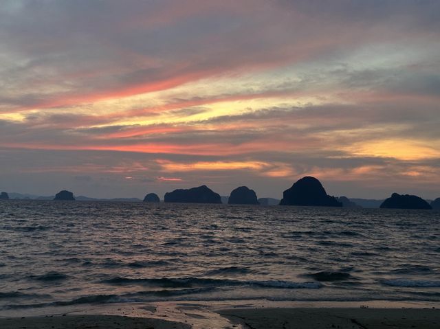 The Arundina ห้องอาหารไทยริมชายหาดคลองม่วง