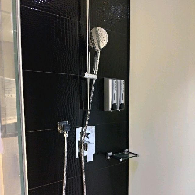 葵涌工廠區內的「荃灣絲麗酒店」
