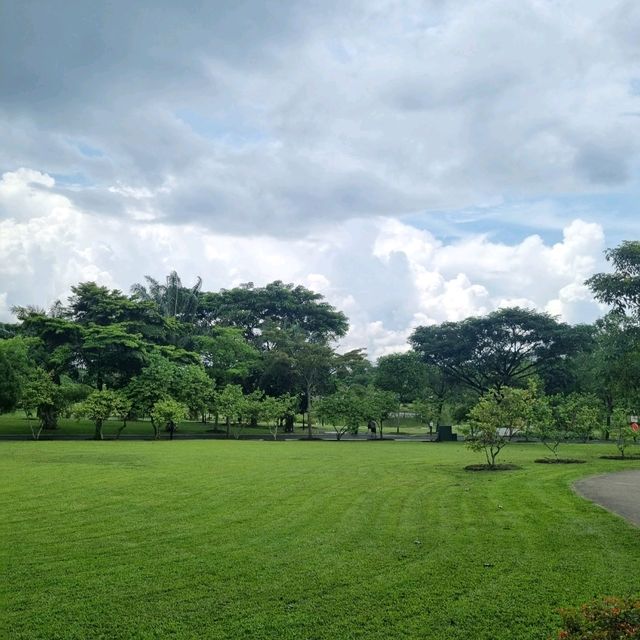 Relaxing Moments at Sengkang Riverside Park