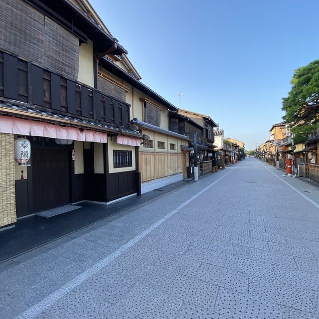 京都！祇園町南側の花見小路（はなみこうじ）伝統的建物の町並み鑑賞