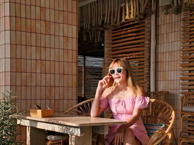 คาเฟ่สไตล์โบฮีเมียนริมหาดจอมเทียน พัทยา