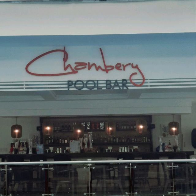CHAMBERY POOL BAR: REFRESHING EXPERIENCE
