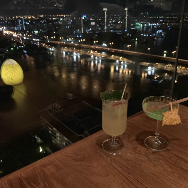 차오프라야강이 보이는 룸과 인피티니풀이 있는 방콕 호텔